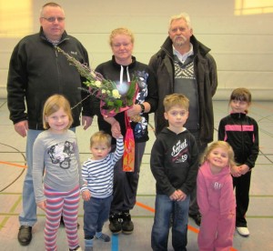 Heike Burgmans wurde nach 17 Jahren als Kinderturnfrau der SV Bedburg-Hau durch den Vorsitzenden Herbert Sattler (re.) und Jugendgeschäftsführer Michael Janßen (li.) verabschiedet